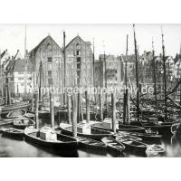 X002154 Alte Fotografie vom Hamburger Binnenhafen bei der Straße Kajen. | Binnenhafen - historisches Hafenbecken in der Hamburger Altstadt.